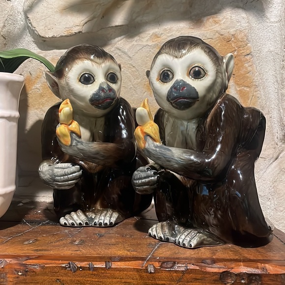 Majolica Style Capuchin Monkeys - Picture 4 of 9